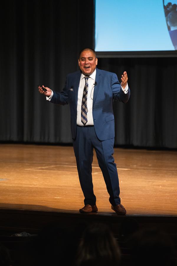 jaime Carias, 南加州大学公民参与协调员, 在返校社区野餐会上发表了主题演讲.